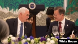 미국 평창올림픽 대표단을 이끌고 방한한 마이크 펜스 부통령이 문재인 한국대통령과 8일 청와대 만찬에서 대화하고 있다.