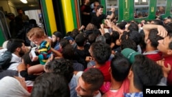 3일 헝가리 부다페스트 기차역에서 난민들이 경찰 철수 후 기차역 안으로 진입했다. 그러나 열차 운행은 여전히 중단된 상태이다.