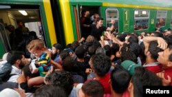 Những người di cư chen nhau leo lên tàu tại nhà ga xe lửa Keleti ở Budapest, Hungary, ngày 3/9/2015.