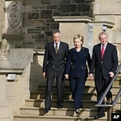 克林顿在北爱尔兰领导人陪同下离开议会