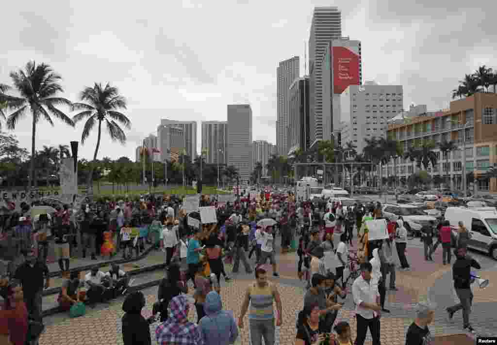 Para demonstran di Miami, Florida, memprotes pembebasan George Zimmerman (14/7). (AP/John Minchillo) 