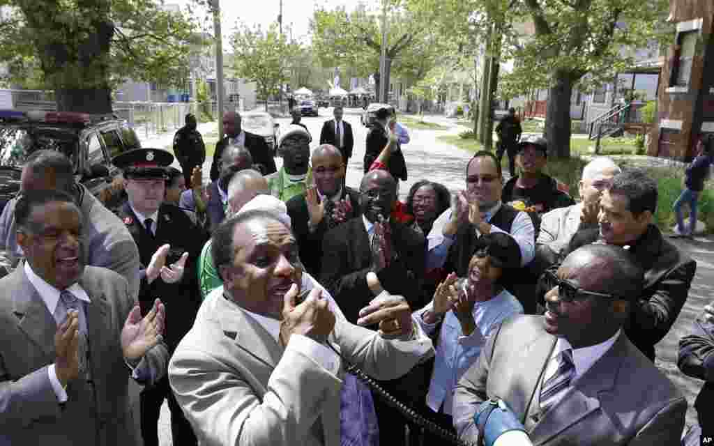 Pastor Larry Harris leads a prayer vigil near the home where three women were held captive for a decade, in Cleveland, Ohio, May 8, 2013. 