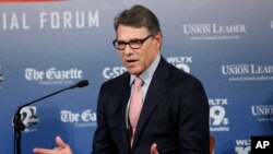 El exgobernador de Texas Rick Perry hablando en el foro de candidatos republicanos en Manchester, New Hampshire, el lunes, 3 de agosto de 2015.