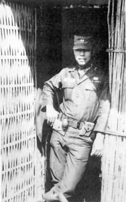 Ông Colin Powell phục vụ ở chiến trường Việt Nam năm 1963.