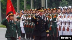 U.S. Chairman of the Joint Chiefs of Staff General Martin Dempsey (C) reviews the honor guard with his Vietnamese counterpart General Do Ba Ty in Hanoi August 14, 2014. REUTERS