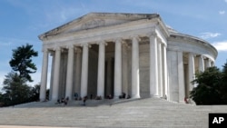 Una película bacterial que a simple vista luce como sucio negro se extiende por el monumento, uno de los más visitados en Washington D.C.