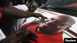 加納總統約翰.德拉馬尼.馬哈馬贏得大選﹐他的支持者手持馬哈馬在街頭慶祝