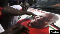 支持者庆祝加纳总统约翰·德拉马尼·马哈马赢得大选