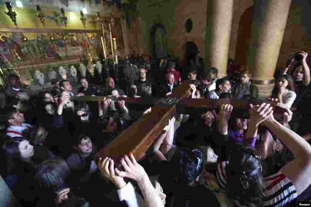 Cargando la cruz en la Iglesia del Santo Sepulcro en Jerusalén.