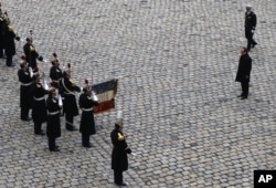 ປະທານາທິບໍດີ ຝຣັ່ງ ທ່ານ Francois Hollande, ຢືນຢູ່ກາງເບື້ອງຂວາ ໃນພິທີ່ໄວ້ອາໄລ ທີ່ນະຄອນຫລວງ Paris, ພະຈິກ. 27, 2015.