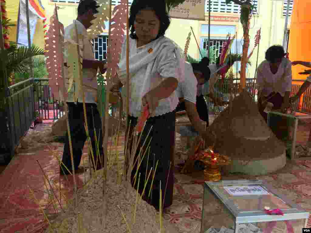 ប្រជាពលរដ្ឋ​​ខ្មែរ នៅ​ថ្ងៃ​បុណ្យ​ចូលឆ្នាំខ្មែរ​ ក្នុង​វត្តមួយ​ ក្នុង​រាជធានី​ភ្នំពេញ កាលពី​ថ្ងៃទី១៤​ ខែមេសា​ ឆ្នាំ២០១៧។ (កាន់ វិច្ឆិកា/ VOA)