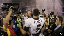 Quarterback Joe Flacco của đội Baltimore mừng chiến thắng với đồng đội tại New Orleans, ngày 3/2/2013. Flacco được trao tặng danh hiệu Cầu thủ Xuất sắc Nhất của trận đấu.