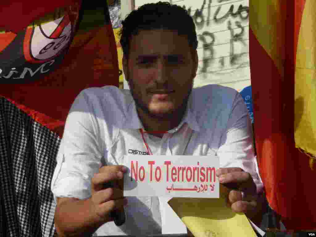 Seorang pria memegang stiker bertuliskan &quot;Tidak untuk Terorisme&quot;, mengacu pada kelompok Ikhwanul Muslimin. (VOA/S. Behn)