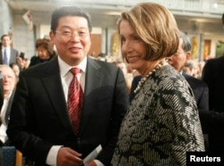 2010年12月10日，美国众议院议长佩洛西和中国民运人士杨建立在挪威奥斯陆参加诺贝尔和平奖典礼。