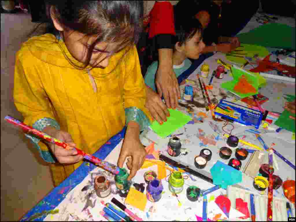 کراچی: ادبی میلے میں ایک بچی رنگوں سے پینٹنگ بنارہی ہے