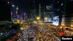 Manifestación durante la noche del viernes en Hong Kong. China acusa a EE.UU. de respaldar las protestas.