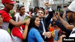 Rafael Lacava, celebrando su elección como gobernador de Carabobo.