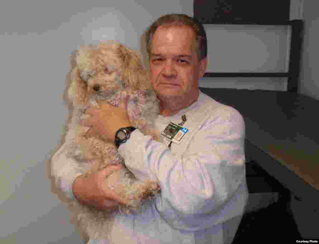 Inmate Don Snook trained "Smokey" the poodle as part of a program to make shelter dogs destined to be euthanized instead suitable for adoption. (Tom Banse/VOA)
