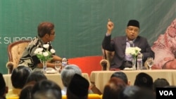 K.H. Said Aqil Siradj, right, chairman of Nahdlatul Ulama, the largest Islamic organization in the world, speaks at an interfaith dialogue in Surabaya, May 18, 2017. (P. Riski/VOA)