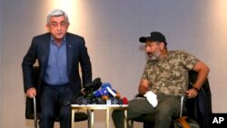 Armaniston sobiq Prezidenti Serj Sarkisyan (chapda) va muxolifat yetakchisi Nikol Pashinyan