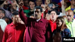 Nicolas Maduro bersama para pendukungnya merayakan kemenangan dalam pilpres di luar istana Miraflores, Caracas, Venezuela (20/5).