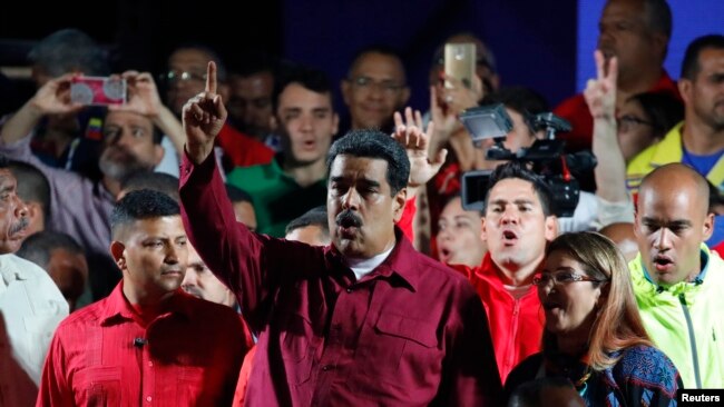 니콜라스 마두로 베네수엘라 대통령이 20일 재선에 성공한 후 카라카스의 대통령궁에서 지지자들을 향해 연설하고 있다.