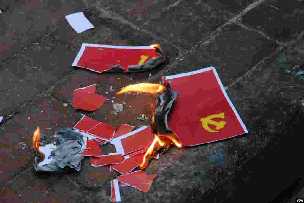 示威者焚燒紙製的中國共產黨黨旗(美國之音湯惠芸攝)