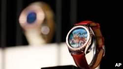 رونمایی ساعت مچی هوشمند سامسونگ به نام "گیر۲" در نمایشگاه CES در لاس وگاس