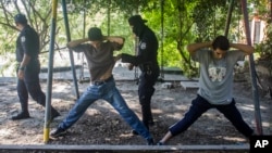 Jóvenes salvadoreños denuncian que la represión solo generará más violencia. 