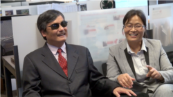 陳光誠和妻子袁偉靜在美國之音紐約辦公室(美國之音拍攝)