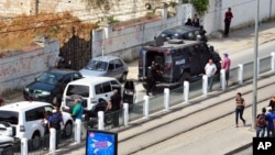 25일 튀니지 튀니스의 총기 난사 사건이 발생한 부대 주변에 경찰 차들이 모여 있다.