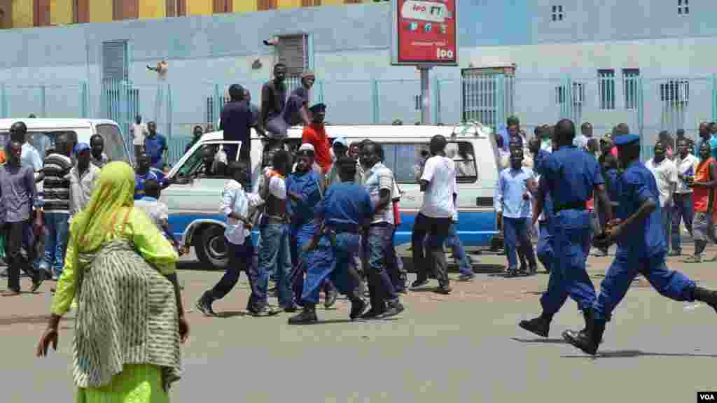 Des policiers burundais interpellent quelques manifestants au cours d&rsquo;une marche contre un 3e mandat du président Pierre Nkurunziza, vendredi 17 avril 2015.