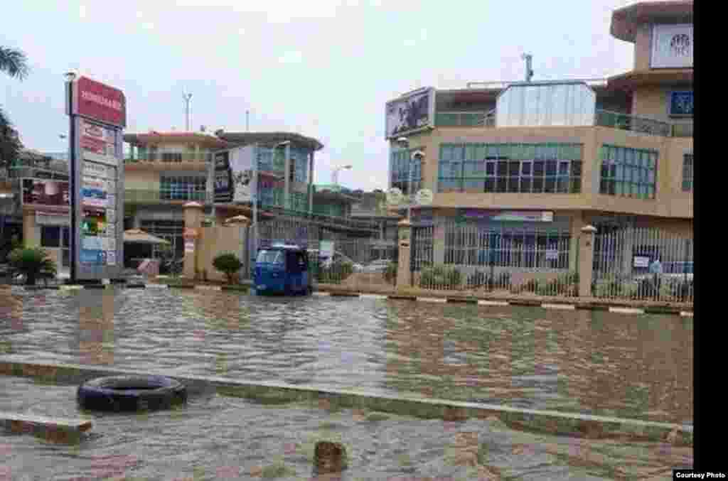 Barabara iliyofurika kwa maji kutokana na mvua nyingi Dar es Salaam