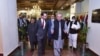 Министр иностранных дел Пакистана Шах Махмуд Куреши и спецпредставитель Госдепартамента по Афганистану Томас Уэст беседуют перед началом заседания «Тройки плюс» в Исламабаде, Пакистан, 11 ноября 2021 года