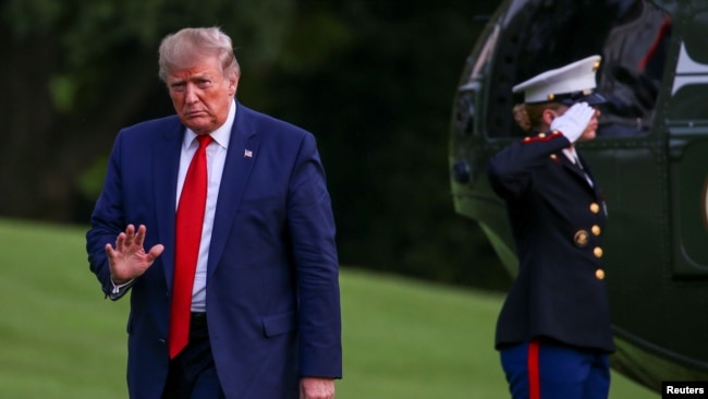 美国总统特朗普2019年8月21日走过南草坪从肯塔基州返回白宫。