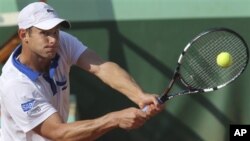 Petenis AS Andy Roddick dikalahkan oleh Nicolas Mahut 6-3,6-4,4-6,6-2 pada hari pertama Perancis Terbuka (27/5).