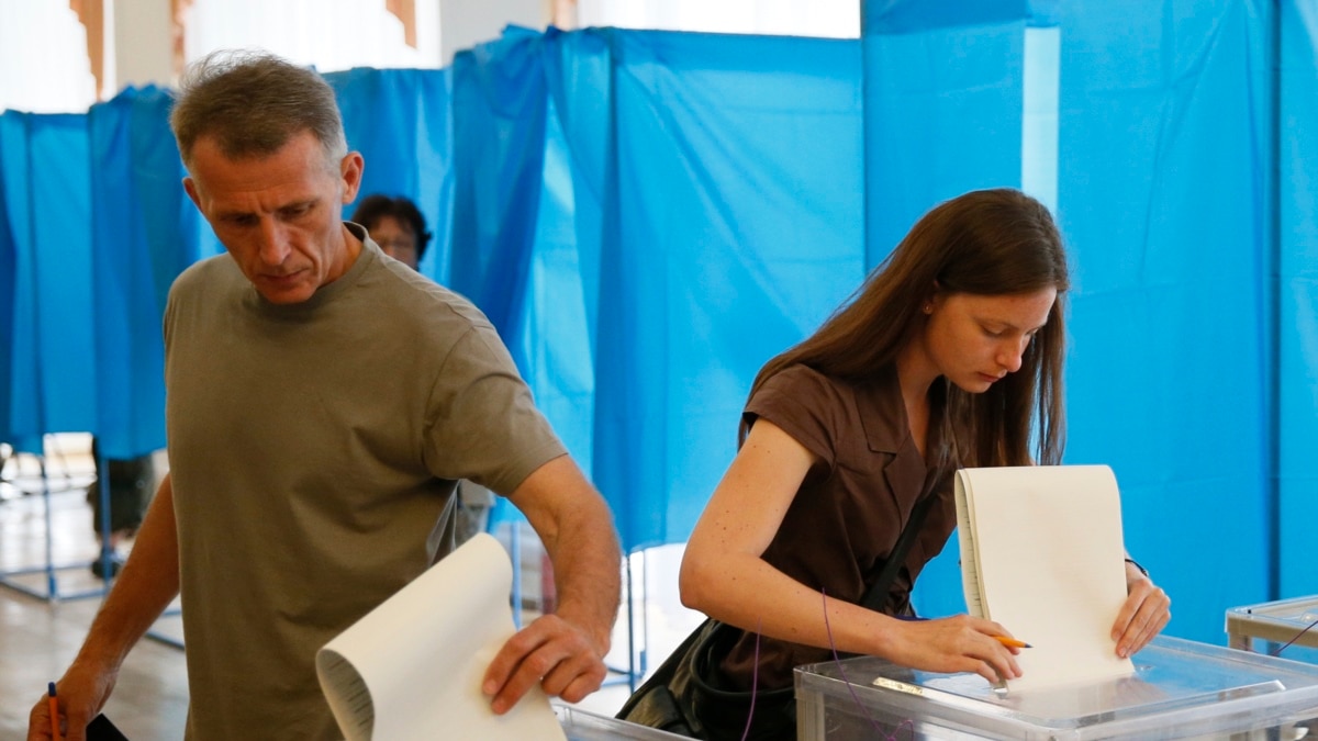 Low Voter Turnout Expected in Restive East Ukraine