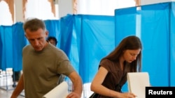 Голосование на одном из избирательных участков в Киеве
