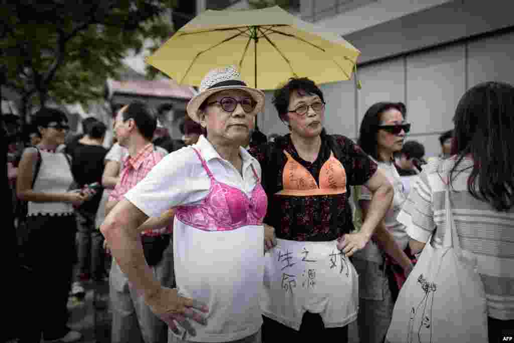 홍콩 경찰청 본부 앞에서 시위대가 여성 속옷을 입고 항의하고 있다. 시위대는 반정부 시위 도중 가슴으로 경찰을 밀친 죄로 체포돼 3개월반 징역형을 받은 여성을 석방할 것을 요구했다.