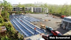 صفحات تولید برق خورشیدی و باتری‌های شرکت تسلا در پارکینگ بیمارستان کودکان دل نینیو Photo: Tesla