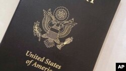 Detalle de un pasaporte de EE. UU., país que ha emitido su primer documento de este tipo para personas con género X. [Foto de archivo]