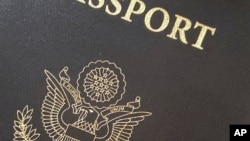 资料照片：美国护照封面(局部)。