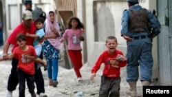 Anak-anak berlari ketakutan setelah ledakan bom di ibukota Kabul, Afghanistan (24/5). Taliban melakukan dua kali serangan di Kabul dalam waktu satu minggu. 