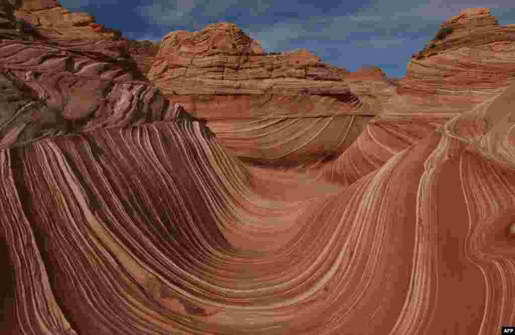 美国亚利桑那州佩吉市附近的郊狼山北部荒野地区有独特的&ldquo;波浪&rdquo;式岩层。这是亚利桑那州北部的砂岩岩层，由水和风化作用造成。由于其很脆弱，每天仅限20名徒步旅行者参观（2017年10月30日）。