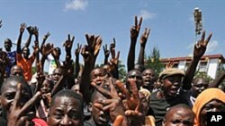 Des Guinéens lors d'une manifestation à Motato dans une banlieue de Conakry, le 9 novembre 2010.