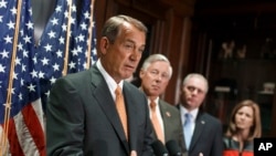 Chủ tịch Hạ viện John Boehner of Ohio (trái) nói chuyện tại một cuộc họp báo