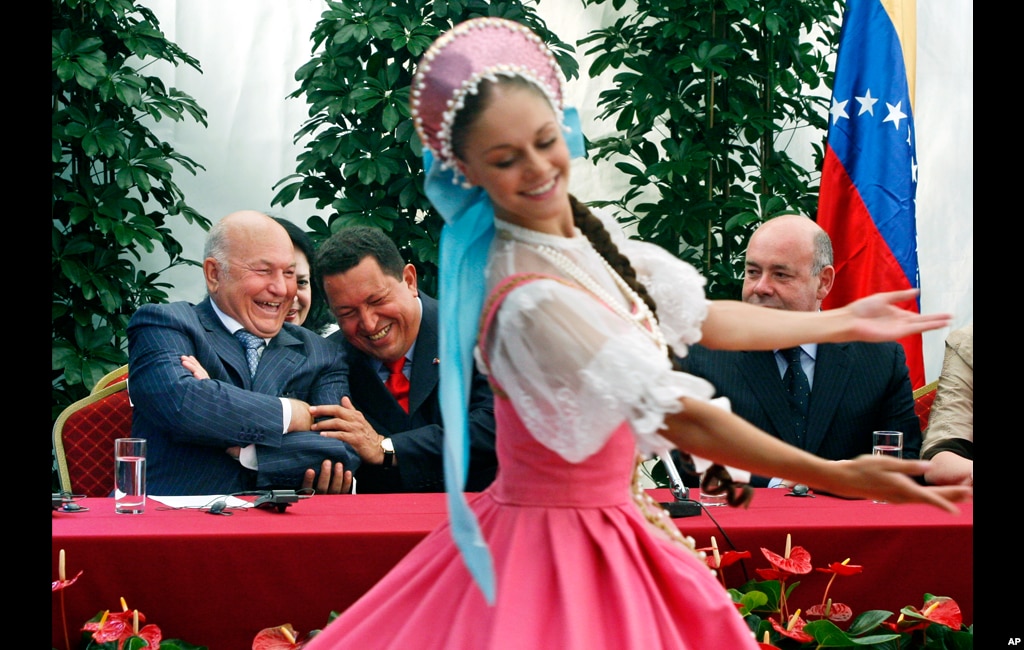 Hugo Ch&aacute;vez, segundo desde la izquierda, y el alcalde de Mosc&uacute;, Yuri Luzhkov, comparten una broma, durante la apertura de un centro cultural venezolano en el centro de Mosc&uacute;, junio de 2007. 