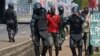 La police guinéenne arrete un manifestant