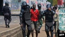 La police guinéenne arrete un manifestant