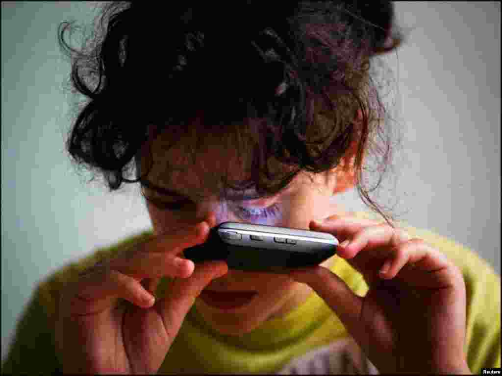 اسپورٹس کیمپ کے دوران ایک نابینا لڑکی موبائل چلانا سیکھ رہی ہے